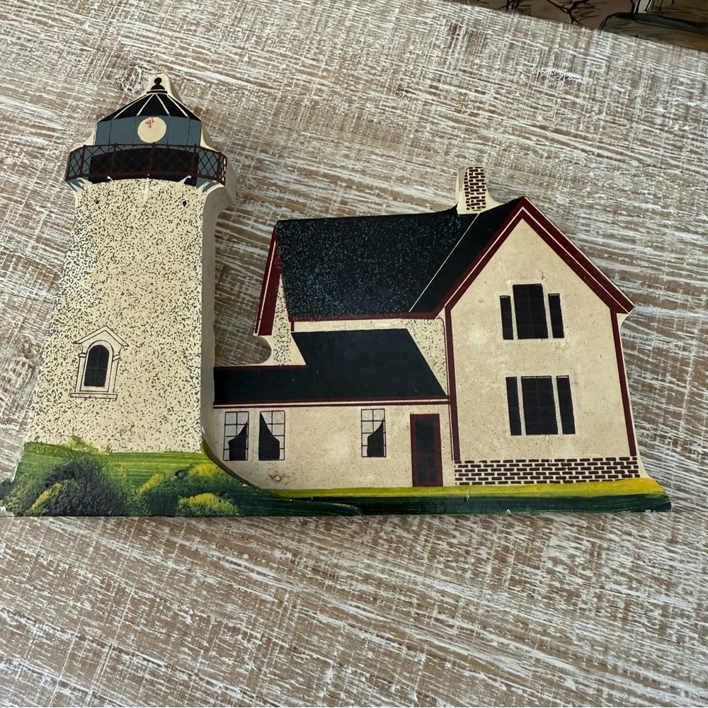 Vintage Handmade and Hand-painted in Massachusetts wooden houses and lighthouses - Picture 15 of 16